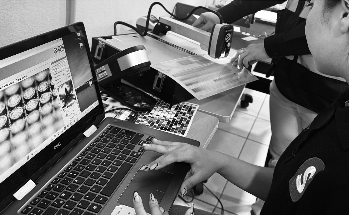 Equipo de preprensa y tecnología flexográfica